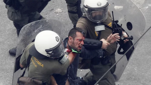El Parlamento griego aprobó este miércoles, entre protestas, un plan de austeridad para recibir una nueva ronda de préstamos que le permitirá al Gobierno evitar un cese de pagos.