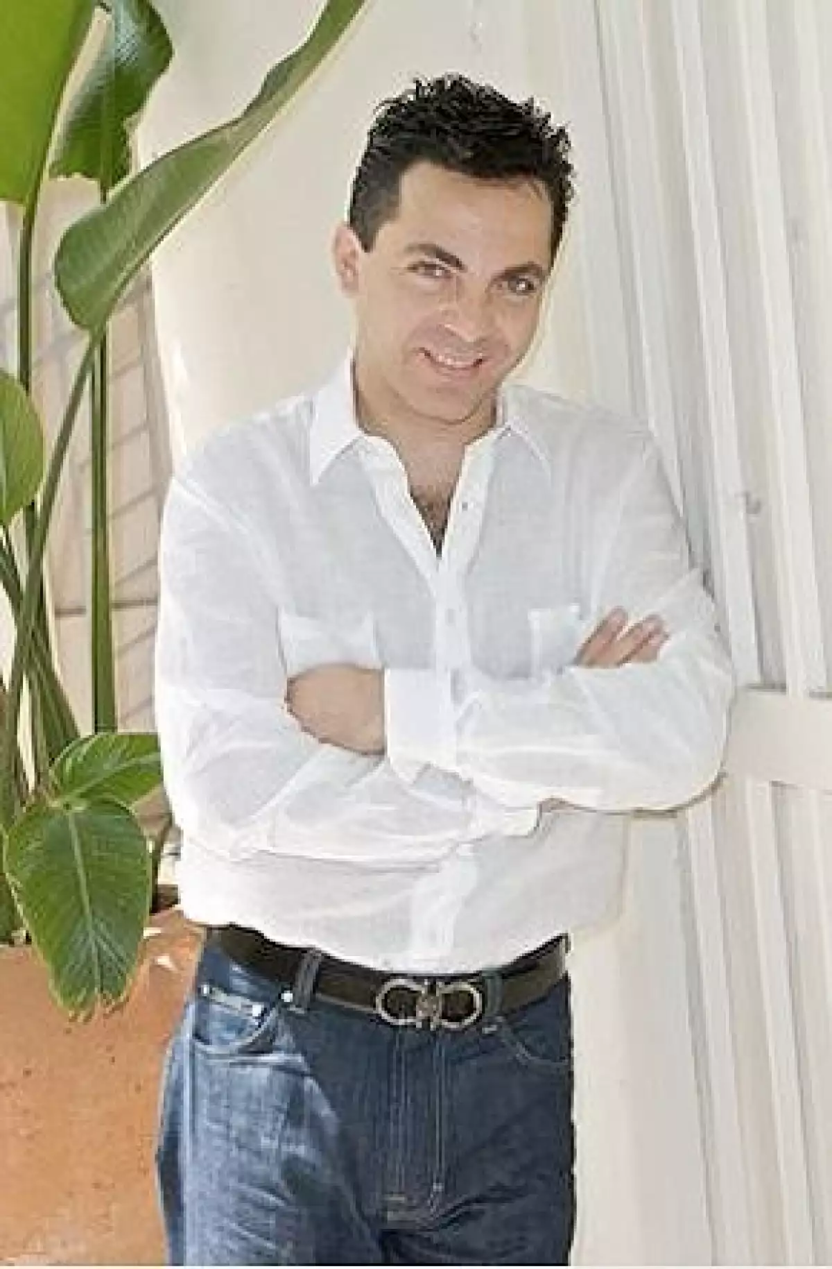 El cantante mexicano aclaró que el trabajo será la única forma de volverse a hacer de propiedades, tras quedarse en bancarrota debido a su divorcio.