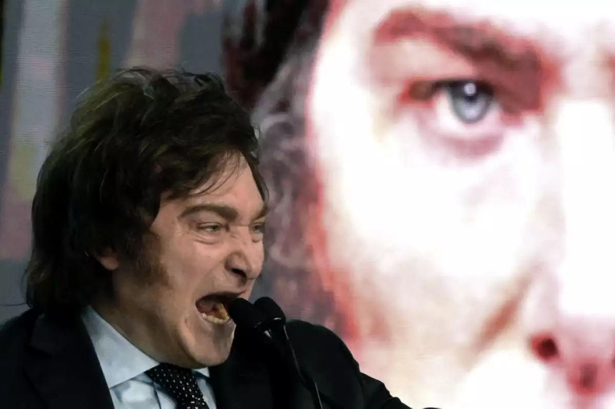 Candidato presidencial argentino para La Libertad Avanza Alliance, el abogado de Buenos Aires Javier Milei, ofrece un discurso durante un rally de campaña con trabajadores de la unión en Buenos Aires el 22 de septiembre de 2023.