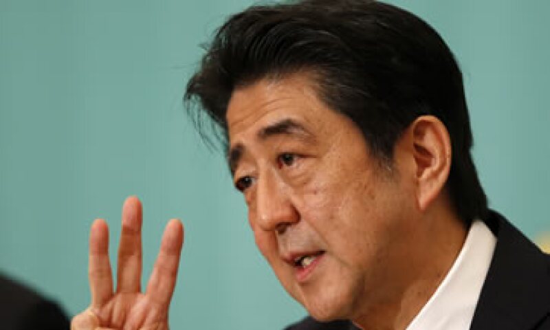La rebaja se da a días de que el primer ministro japonés, Shinzo Abe, busque la reelección en una elección anticipada. (Foto: Reuters)