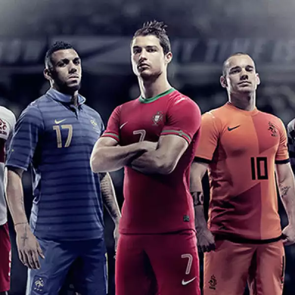 La marca deportivo presentó los nuevos uniformes de las selecciones nacionales de balompié de Croacia, Francia, Holanda, Polonia y Portugal, que disputarán la Eurocopa 2012, a iniciar el 8 de junio.