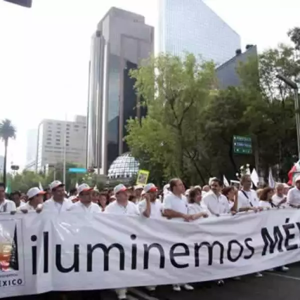 Al frente del Ángel de la Idependencia, el contingente organizador inicia la marcha.