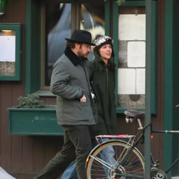 Maggie Gyllenhaall y Peter Sarsgaard caminando en Nueva York.