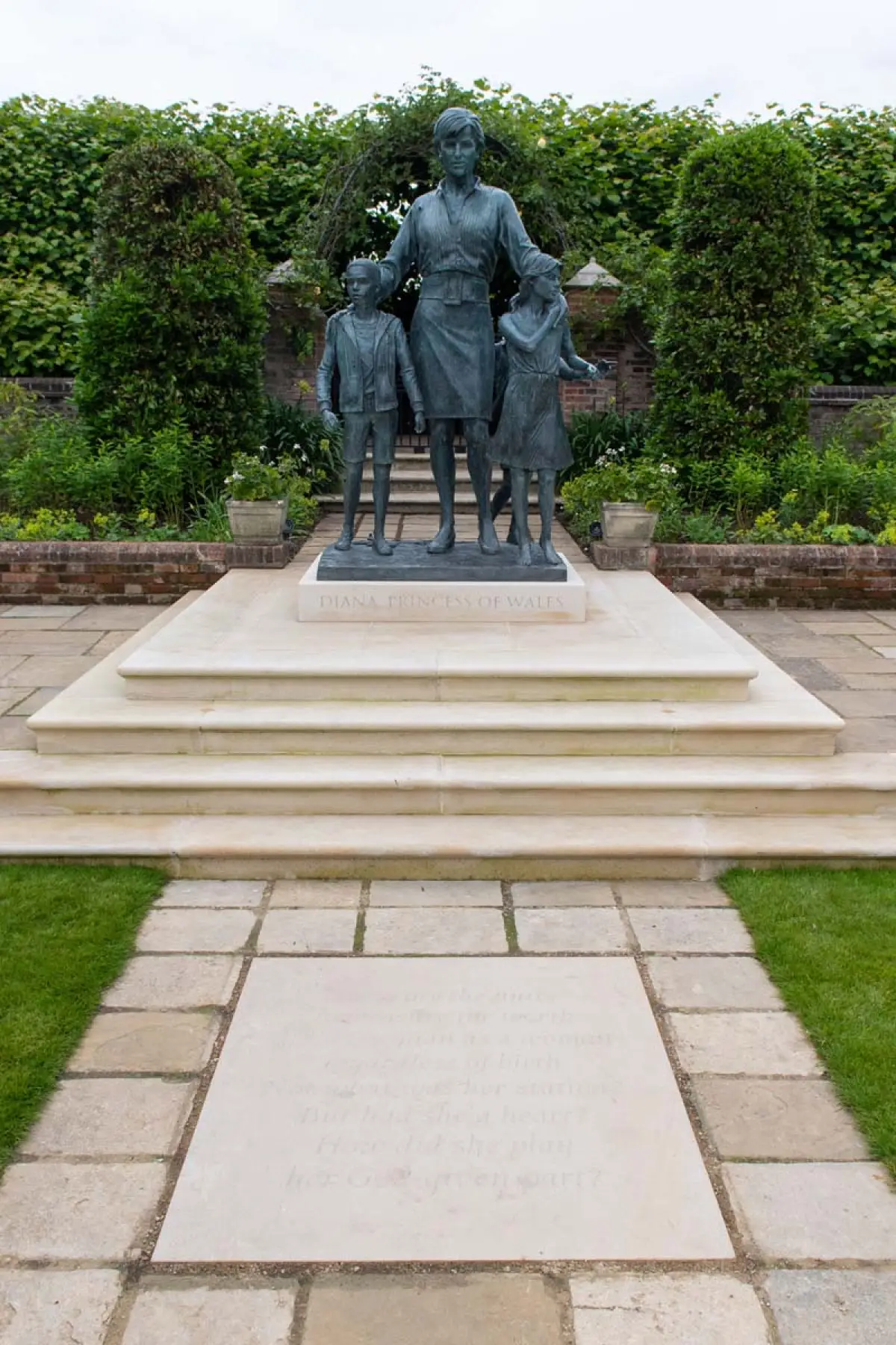 La estatua de Lady Di esta en los jardines del Palacio de Kensington, en la parte pública para que sus visitantes puedan contemplarla.