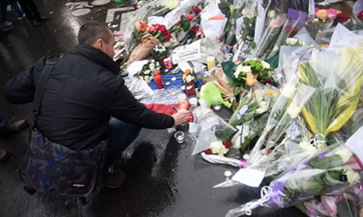 Cientos de personas condenaron el ataque contra la revista francesa. (Foto: Getty Images)
