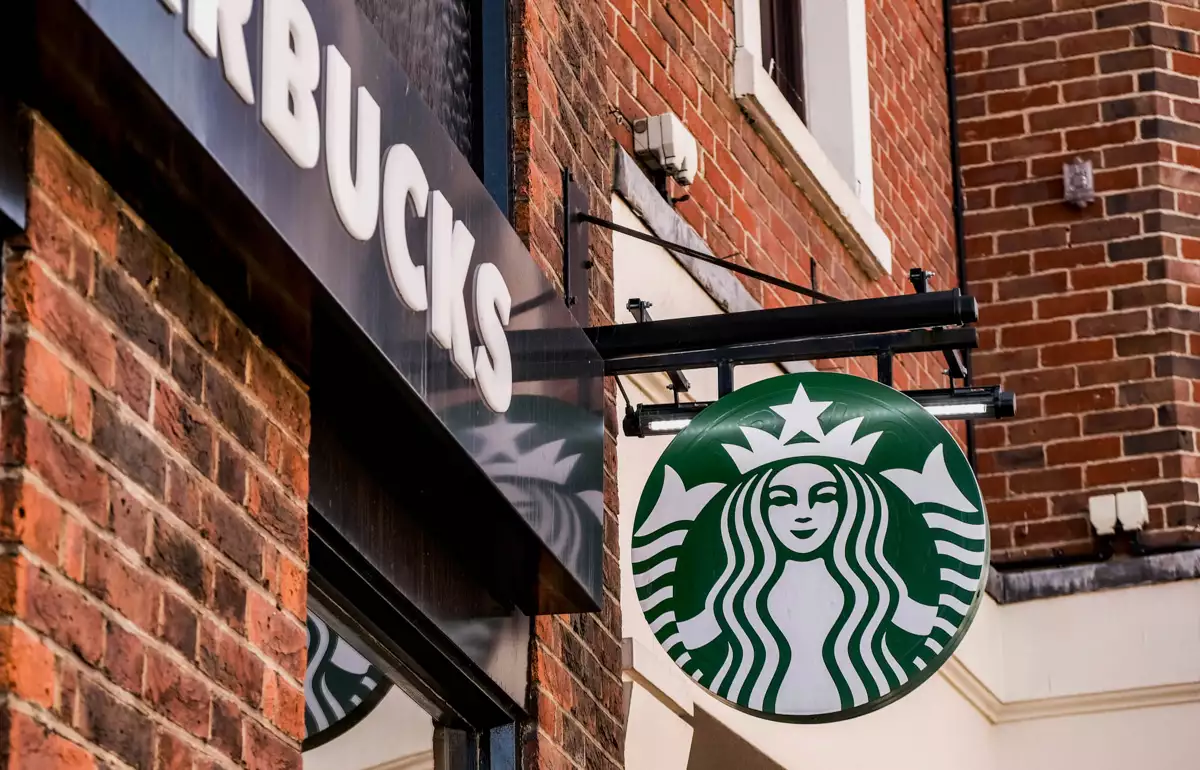 (Detalle de la fachada de una cafetería Starbucks)