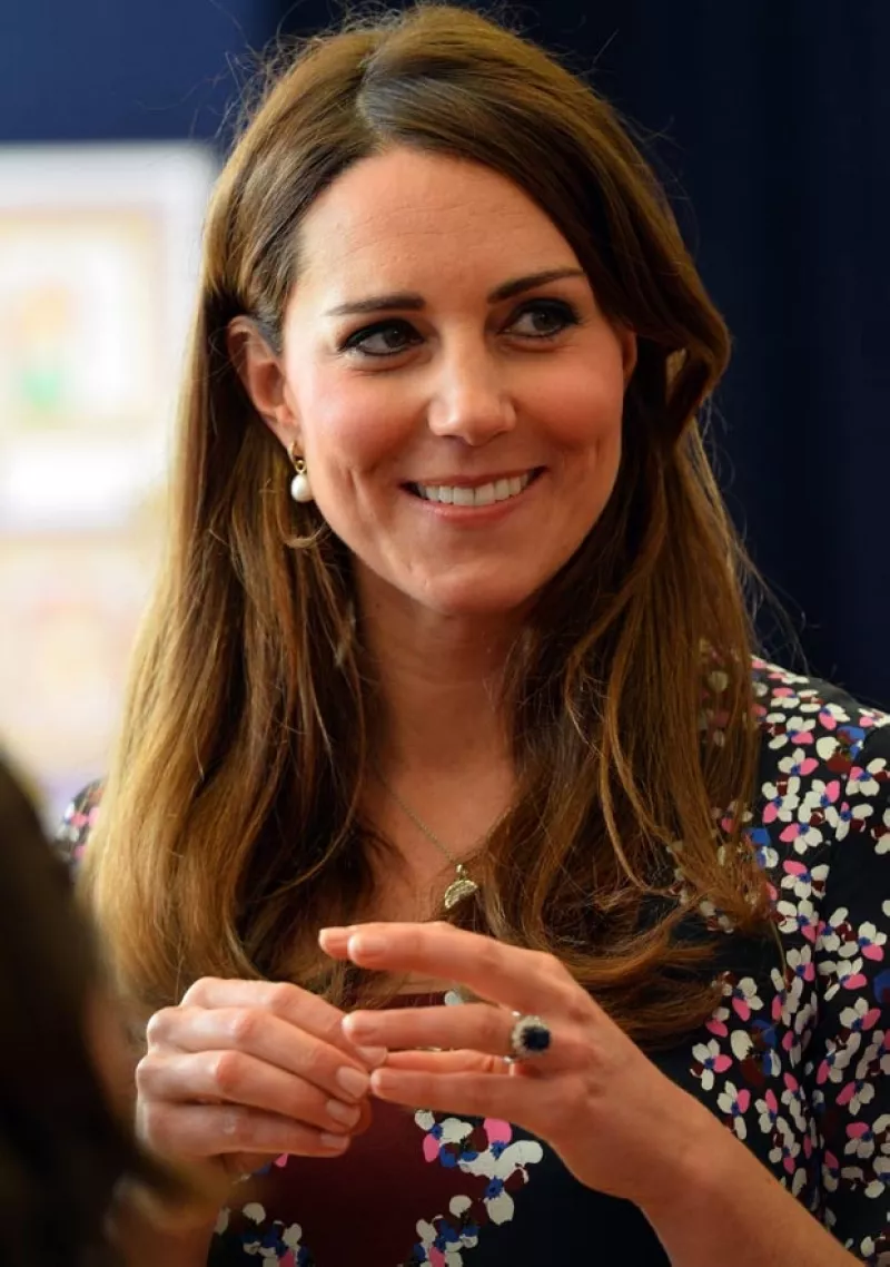 La policía en París está indagando a los fotógrafos Valerie Suau y a Ernesto Maurim porque existen pruebas que los involucran con las imágenes donde aparece la Duquesa semi desnuda.