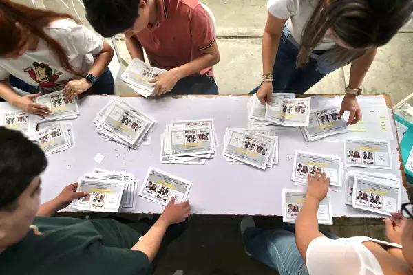Los funcionarios electorales cuentan los votos durante la segunda selección de las elecciones presidenciales en Cali, Colombia, el 21 de junio de 2026. Los colombianos votaron el 21 de junio en una segunda secesión presidencial polarizada que podría remodelar el frágil proceso de paz del país y las relaciones con los Estados Unidos, después de la campaña electoral más violenta en una década.