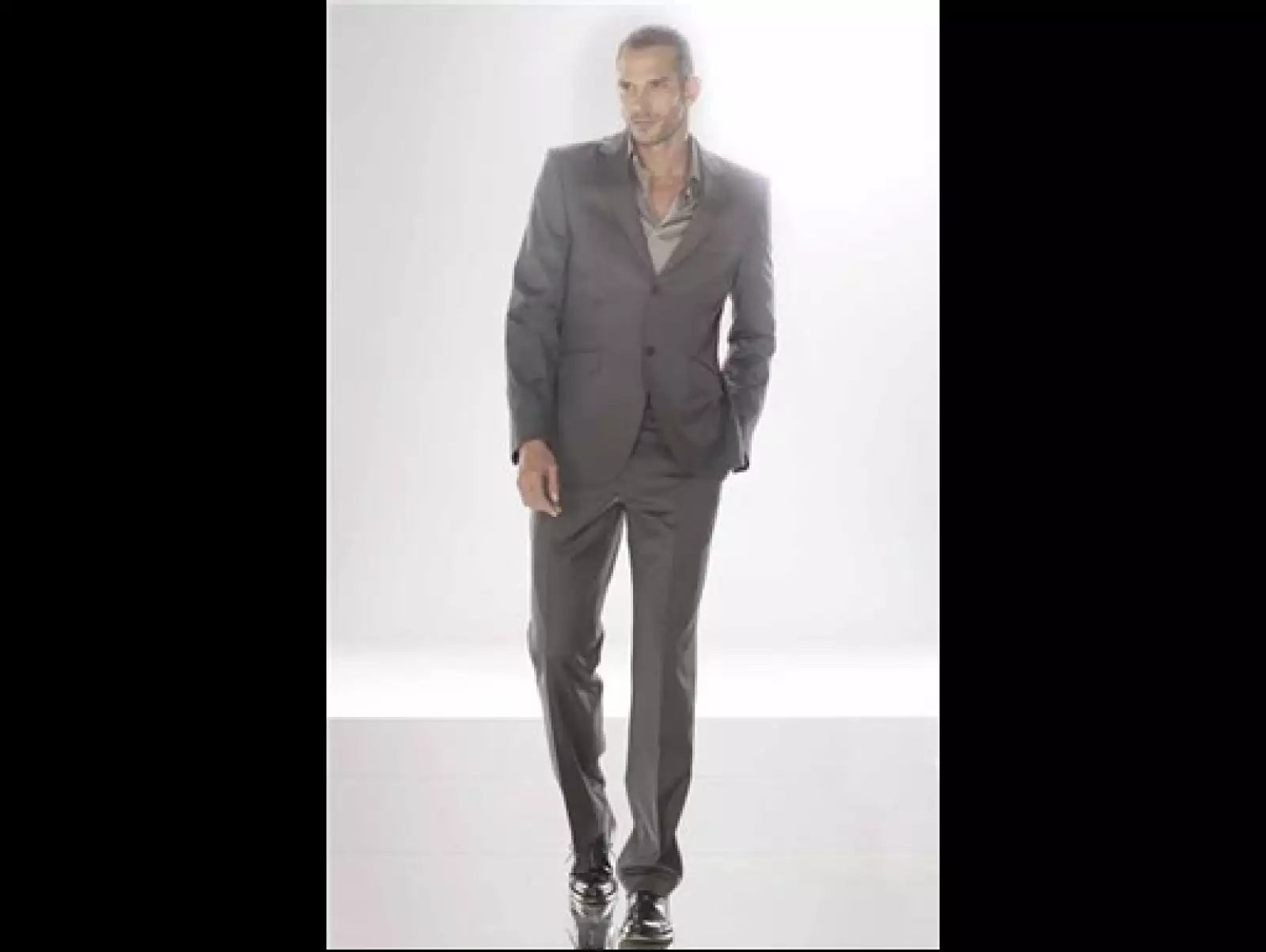 Estre traje a cuadros de un solo botón en algodón se debe llevar preferentemente con camisas lisas de alogodón.