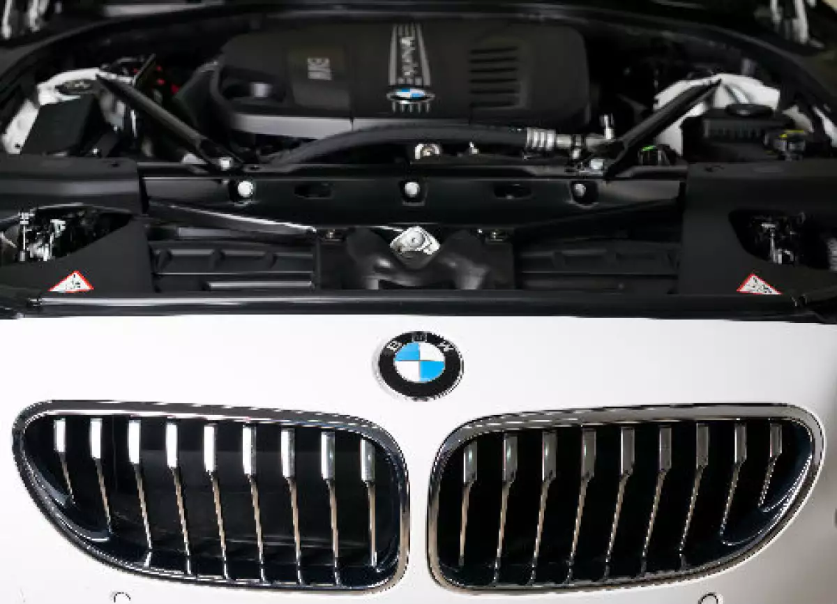 auto blanco BMW
