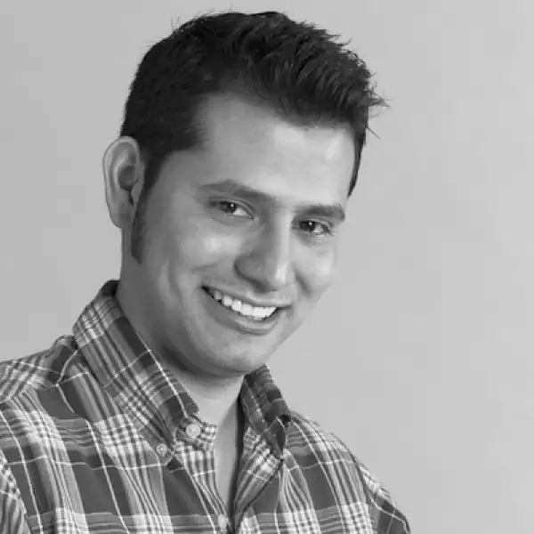 Estudia un doctorado en Harvard. Trabaja en el desarrollo de una batería portátil más potente que las actuales para comunidades aisladas.