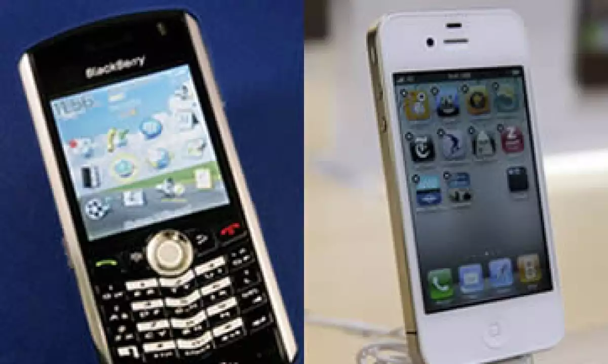 Apple lanzará el viernes a la venta su nuevo iPhone 4S, mientras el martes RIM presentará su nueva línea de BlackBerry. (Foto: Especial)