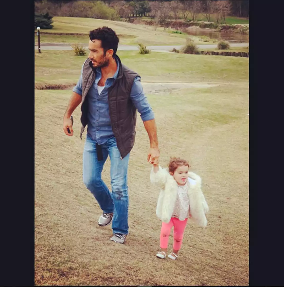 Después de una breve estancia en Argentina, Lola y Aarón regresan con sus hijas a casa, según dejó ver la modelo.