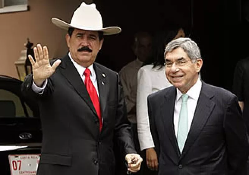 El presidente derrocado Manuel Zelaya (der.) y el presidente de Costa Rica, Oscar Arias (izq.) se reunieron para discutir el conflicto hondureño. (Foto: AP)