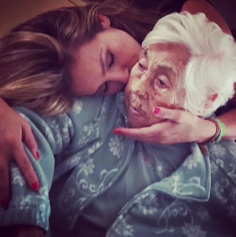 La cantante se mostró bastante perturbada por la situación de salud de su abuela, quien a sus 97 años está a cargo de la hermana de Thalía, Laura Zapata.