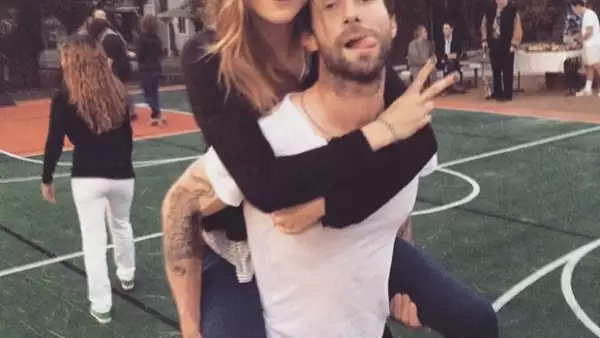 Behati Prinsloo demuestra que lleva una relación divertida con Adam Levine.