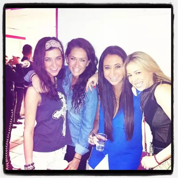 Karla acude acompañada de sus amigas a los conciertos de El Potrillo.