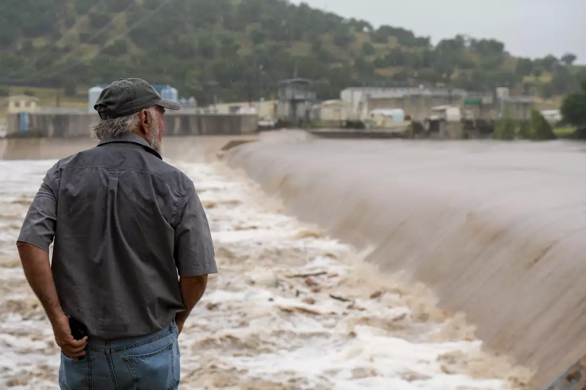 Inundaciones en Texas dejan 13 muertos, equipos de rescate buscan desaparecidos
