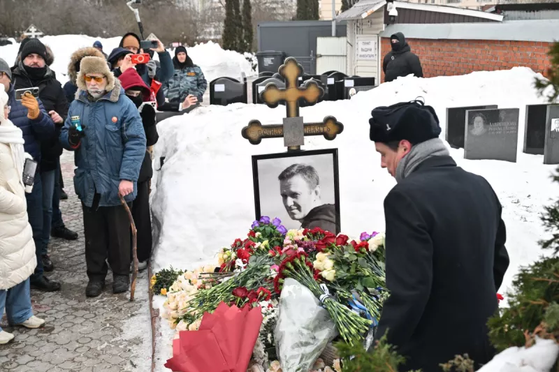 Los diplomáticos extranjeros ponen flores en la tumba del líder de la oposición rusa Alexei Navalny en el cementerio Borisovo en Moscú el 16 de febrero de 2026, marcando el segundo aniversario de su muerte en una colonia ártica.