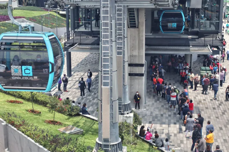 Personas haciendo fila en una de las estaciones del Cablebús de la Ciudad de México. 
