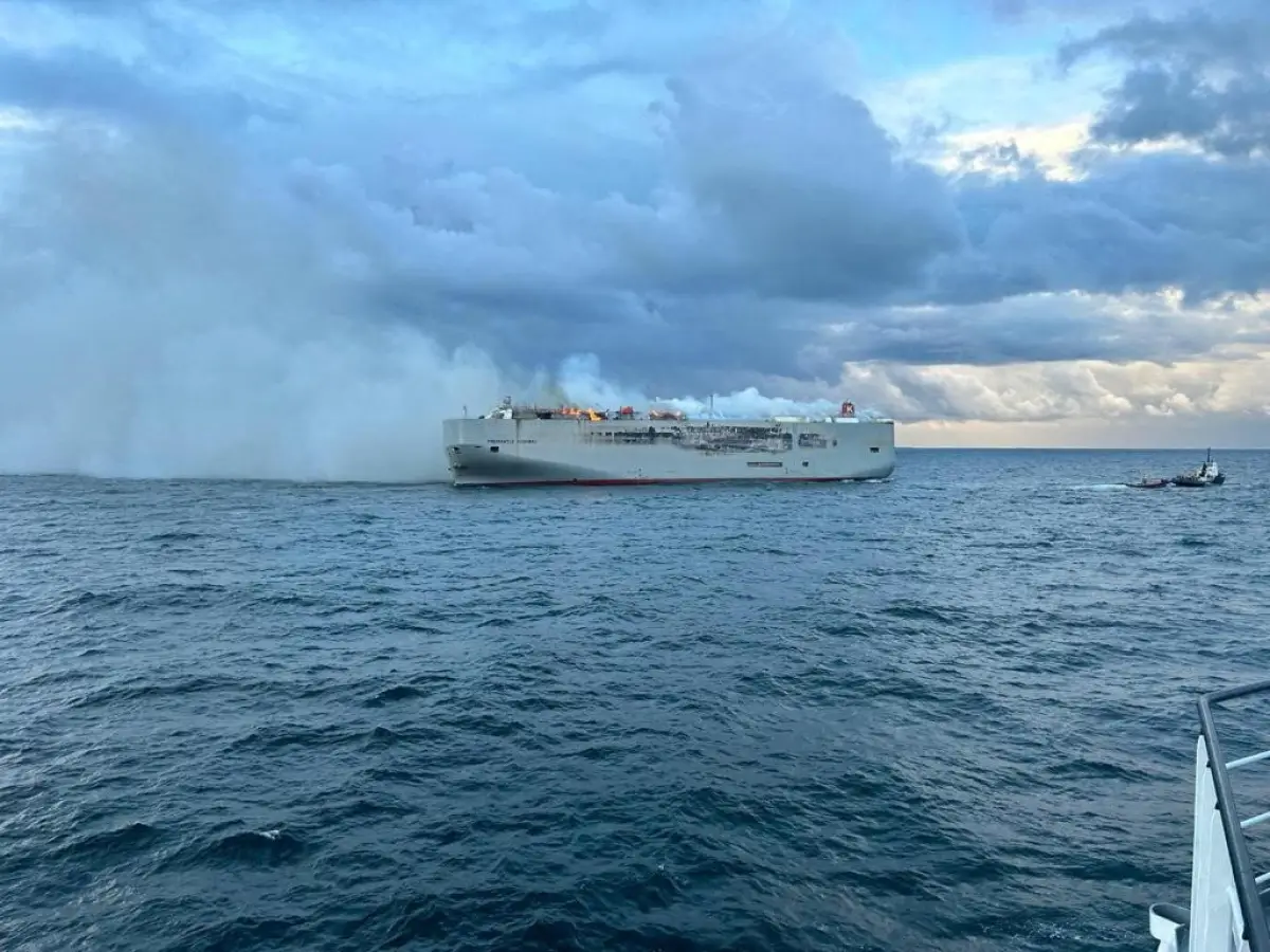 El humo aumenta cuando estalló un incendio en el buque de carga Fremantle Highway, en el mar, el 26 de julio de 2023.