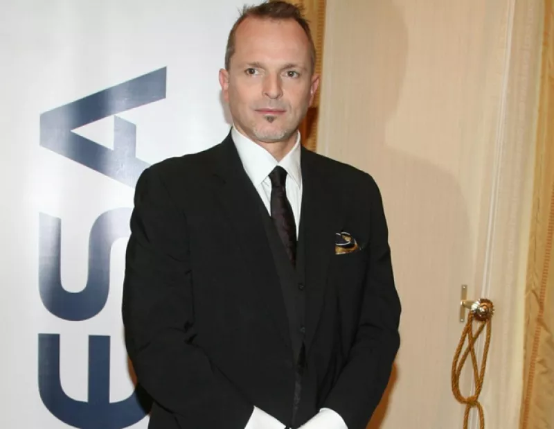 Un diario nacional ha confirmado que el intérprete español será parte del grupo de coaches de la segunda temporada de este reality show producido por Televisa.