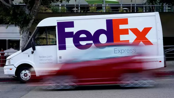 Acciones de FedEx se desploman tras resultados sombríos