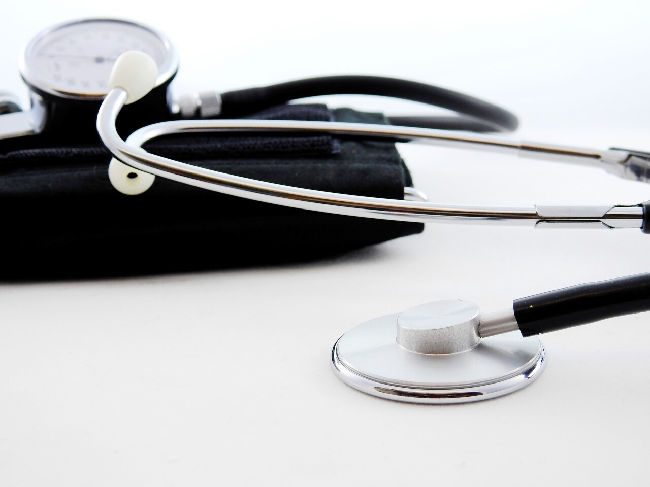 Diputados van contra los aumentos de hasta 80% en seguros de gastos médicos