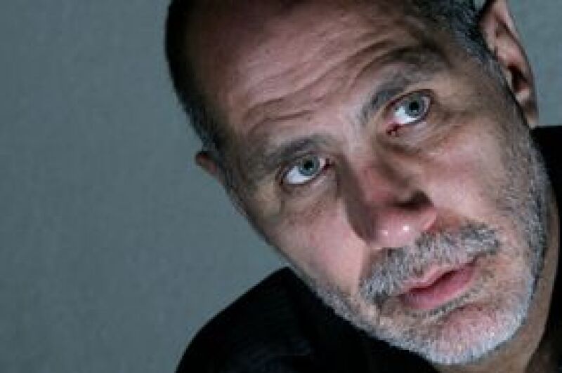 El guionista y cineasta mexicano oresenta en España la cinta Lejos de la Tierra Quemada.