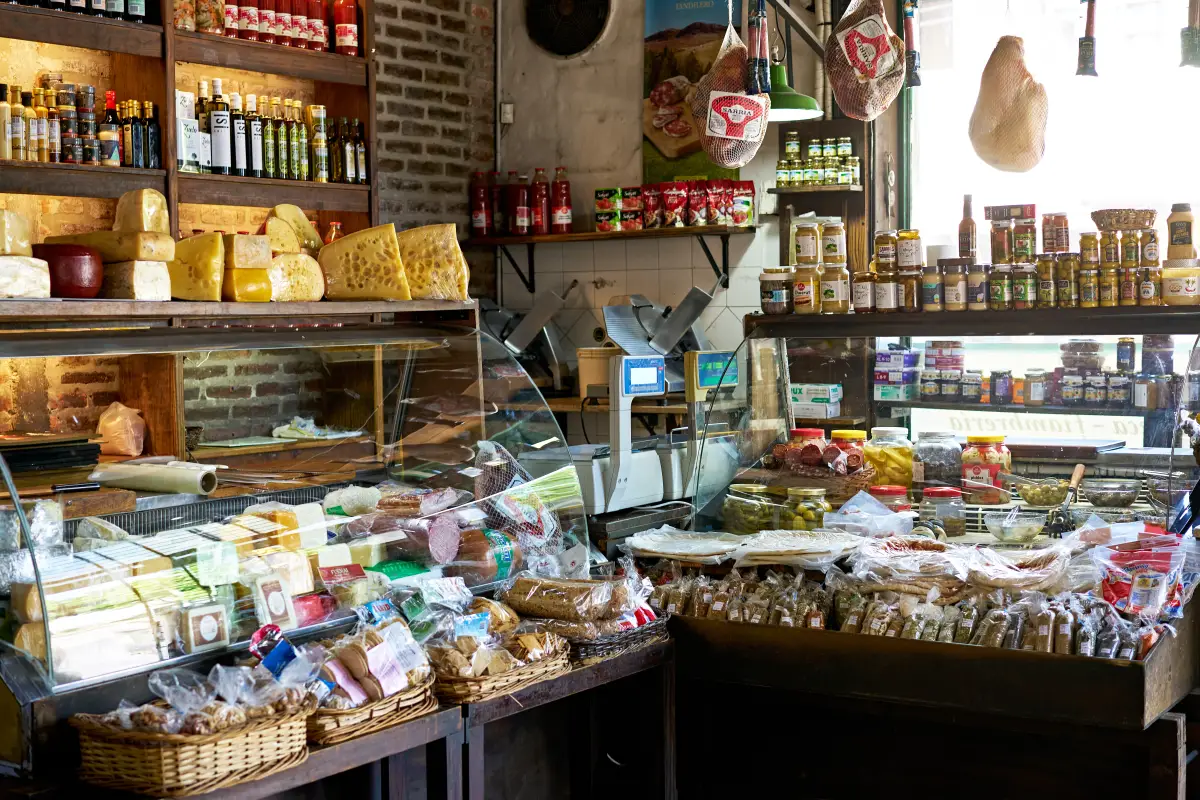 Las tiendas de abarrotes han aumentado su variedad de productos ante los cambios en las necesidades de los compradores. (iStock)