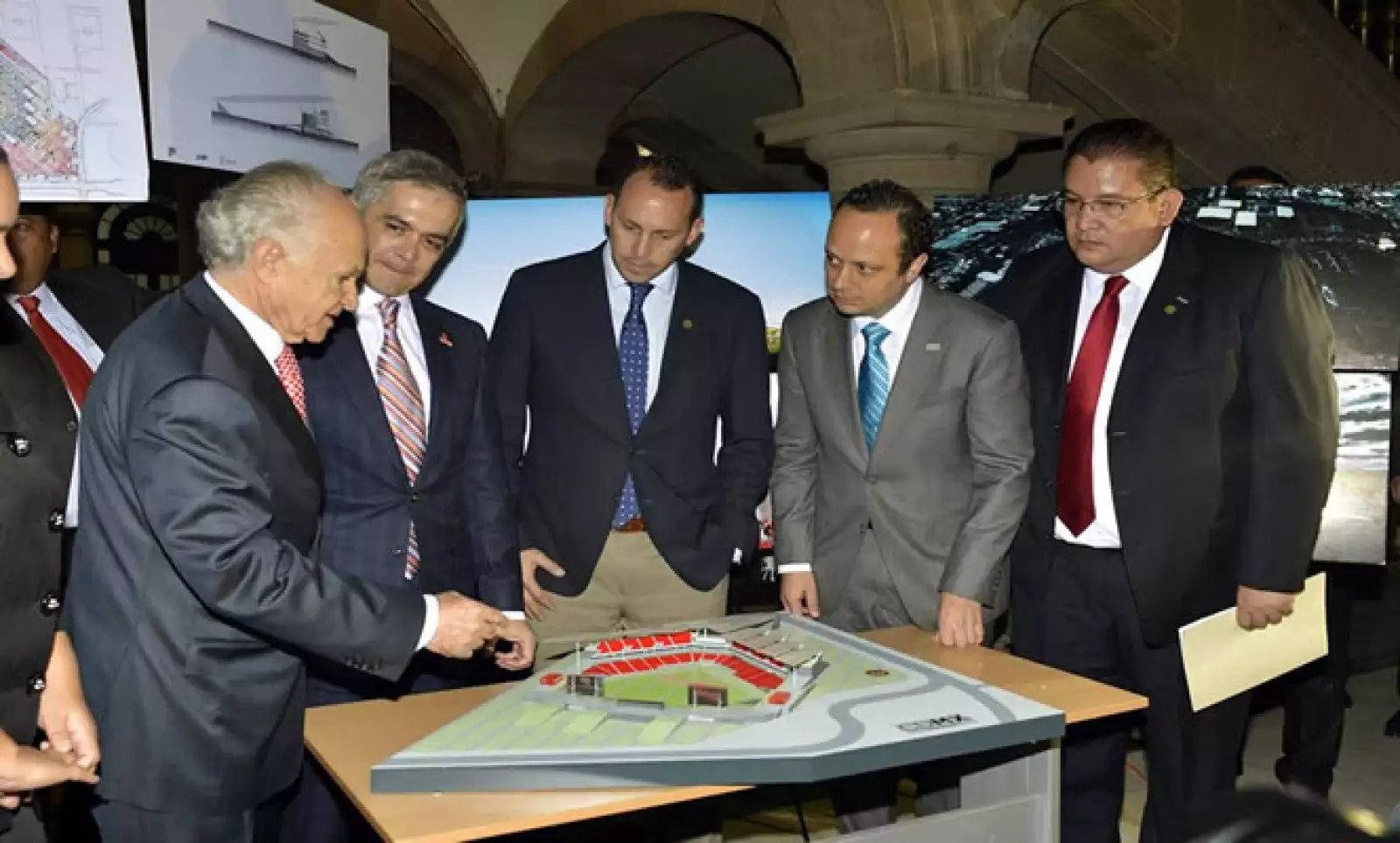 En la presentación del proyecto estuvieron presentes el empresario Alfredo Harp Helí, que contribuirá con la obra, y el jefe de Gobierno del Distrito Federal, Miguel Ánngel Mancera.