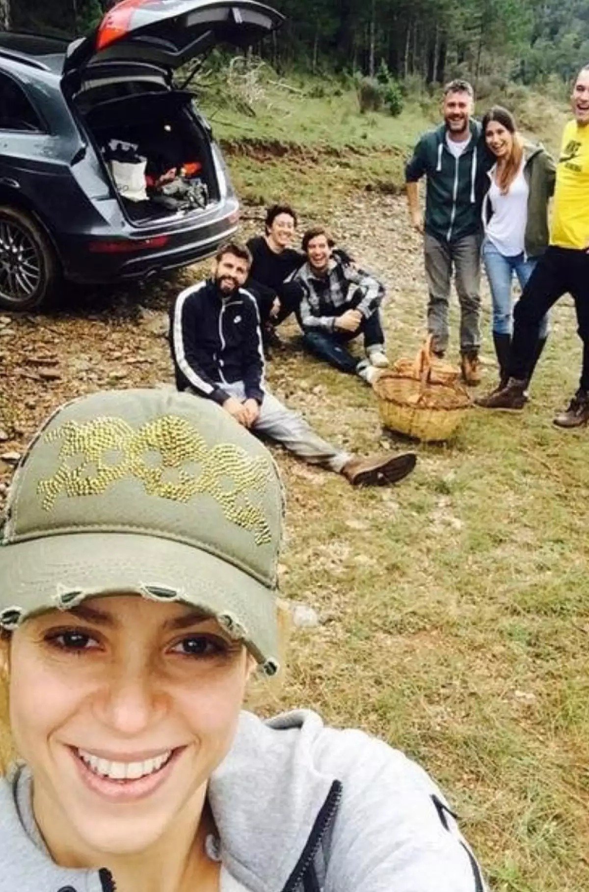 Shak parecía feliz de disfrutar del domingo junto a Piqué y sus también alegres acompañantes.