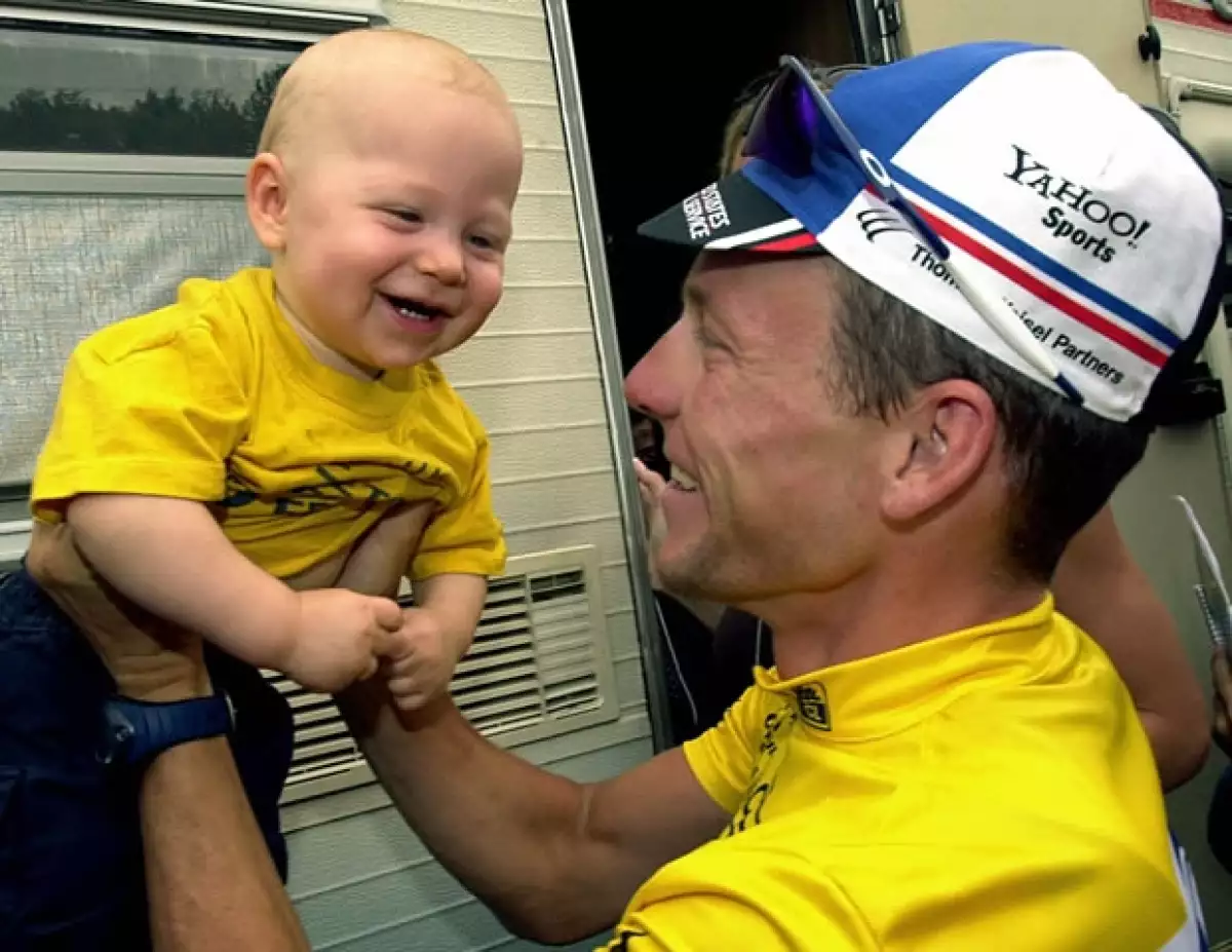 Aquí con su hijo Luke en 2000. Actualmente Lance es padre de cinco hijos, tres de ellos nacidos por in vitro.