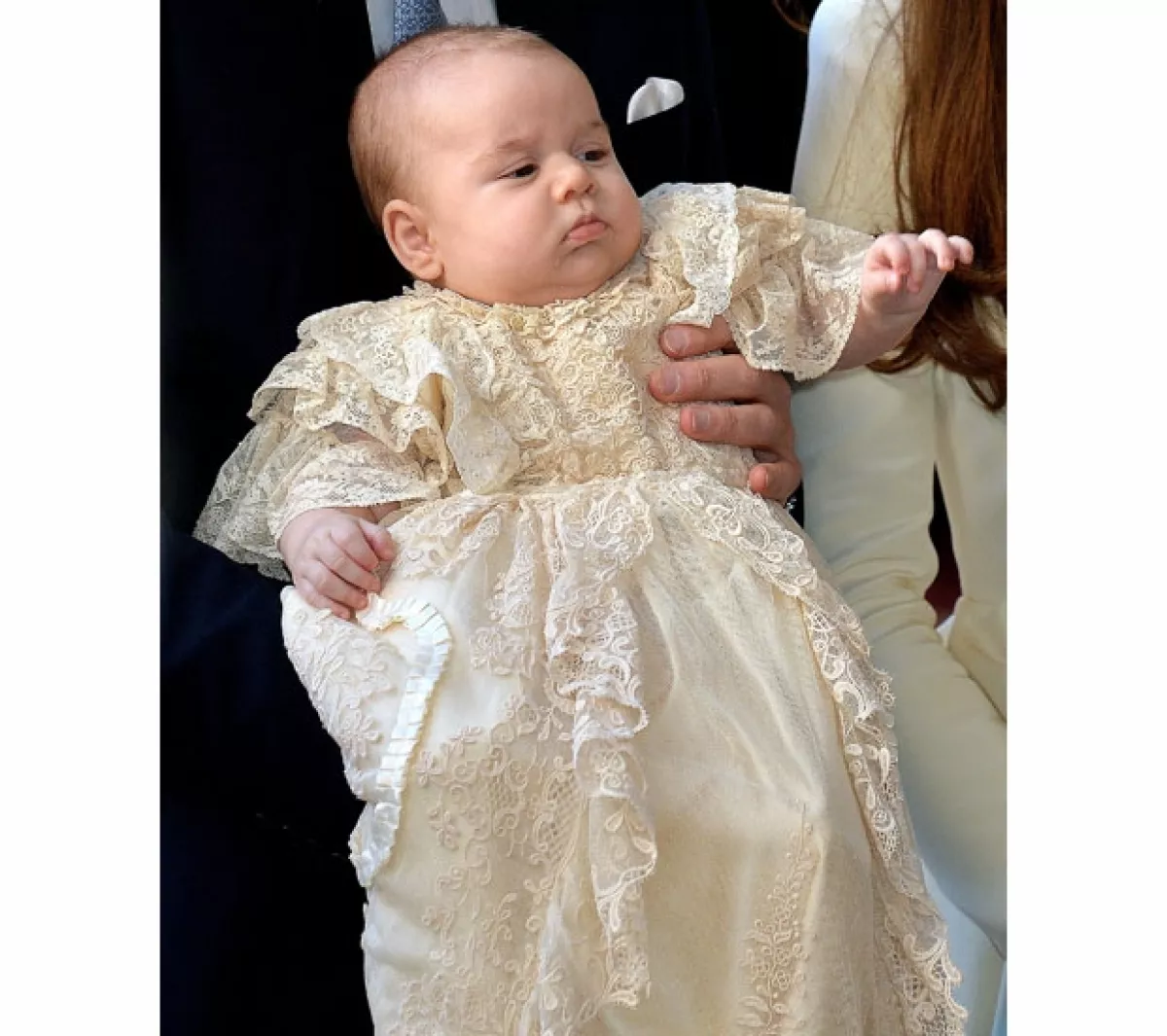 Así de pequeño era el hijo de Kate y Guillermo cuando lo bautizaron. Han pasado 4 meses desde entonces.
