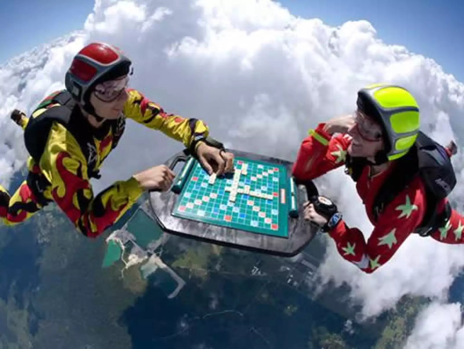 Los paracaidistas Nicole Angelides y Ramsey Kent mezclaron su pasión por las alturas con el amor al juego, jugando Scrabble a más de 4 mil metros sobre Florida.
