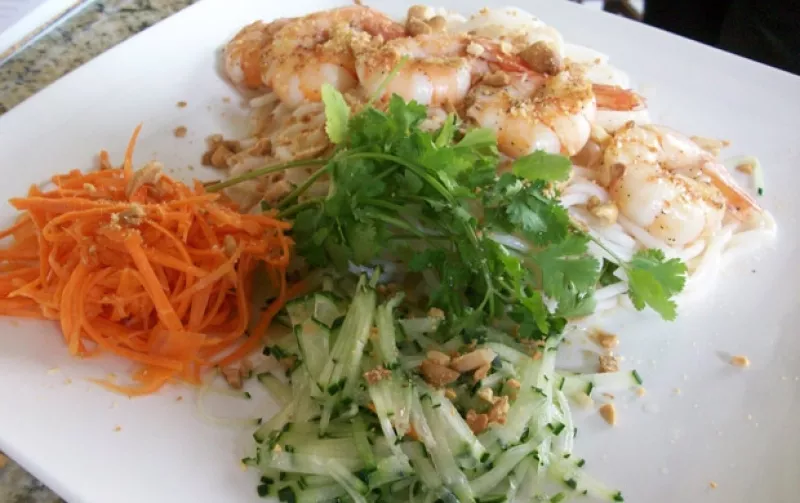 En tan sólo 10 minutos podrás preparar una deliciosa ensalada baja en calorias, rápida de hacer y que saciará tu hambre.