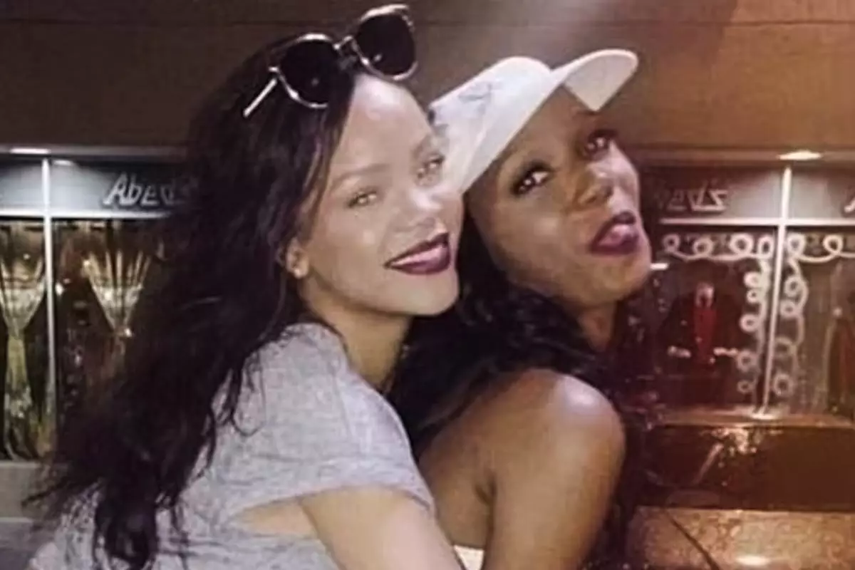 rihanna-prima (1).jpg