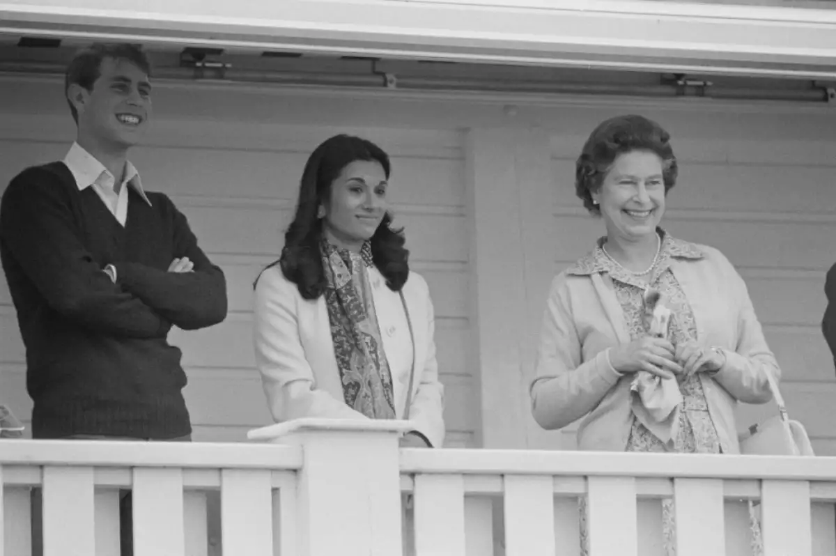 El príncipe Andrés, la princesa Sarvath al-Hassan y la reina Isabel II