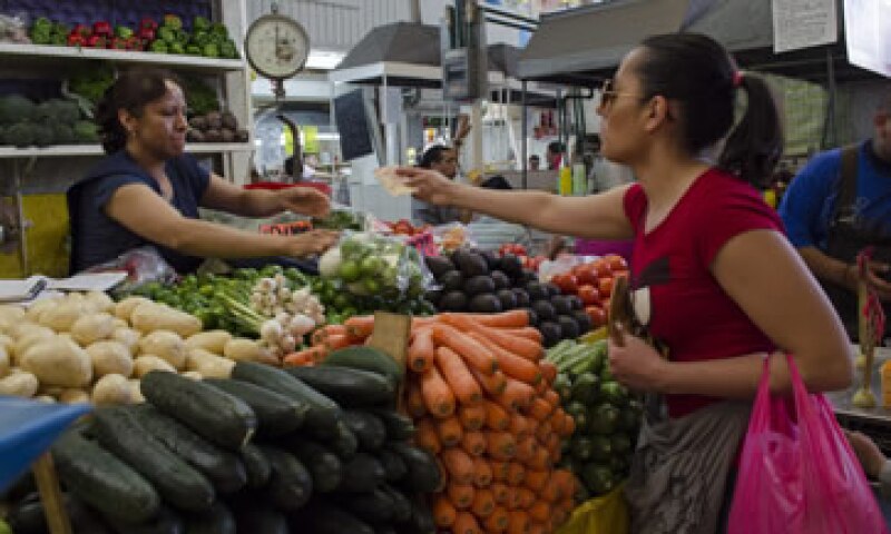 Además de los precios se debe considerar la baja creación de empleos y los bajos sueldos y salarios de gran parte de la población. (Foto: Cuartoscuro)