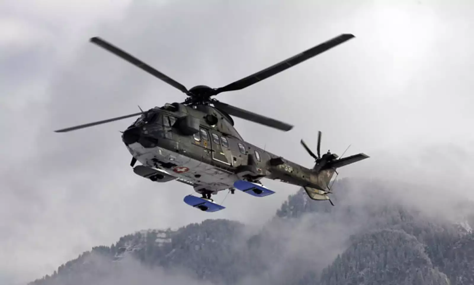 Las fuerzas aéreas militares realizan vuelos de vigilancia, controles por radar y están disponibles para actuar aviones F18 y helicópteros Pc-7.