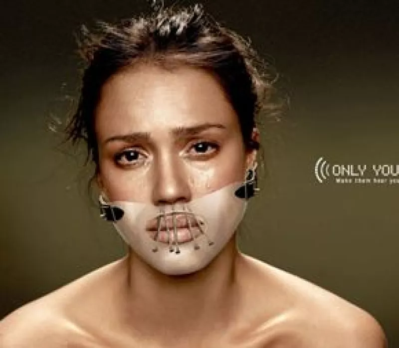 Mientras que Jessica Alba participa en la campaña de Declare Yourself impresa, DiCaprio y muchos más realizaron un video.