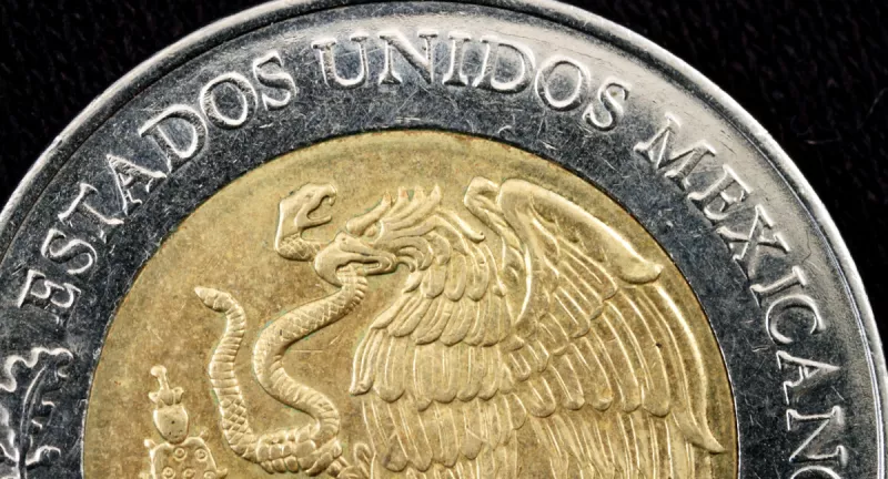 El peso mexicano se aprecia hoy a la apertura y rompe el piso de 17.30 por dólar
