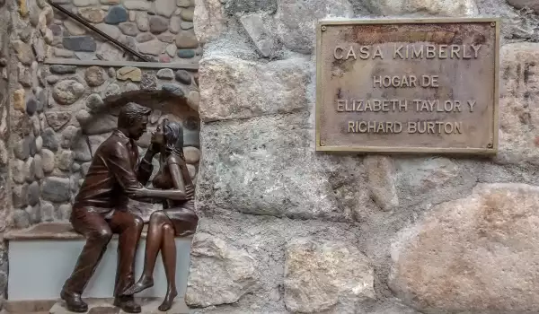 La escultura de Burton y Taylor en la entrada.