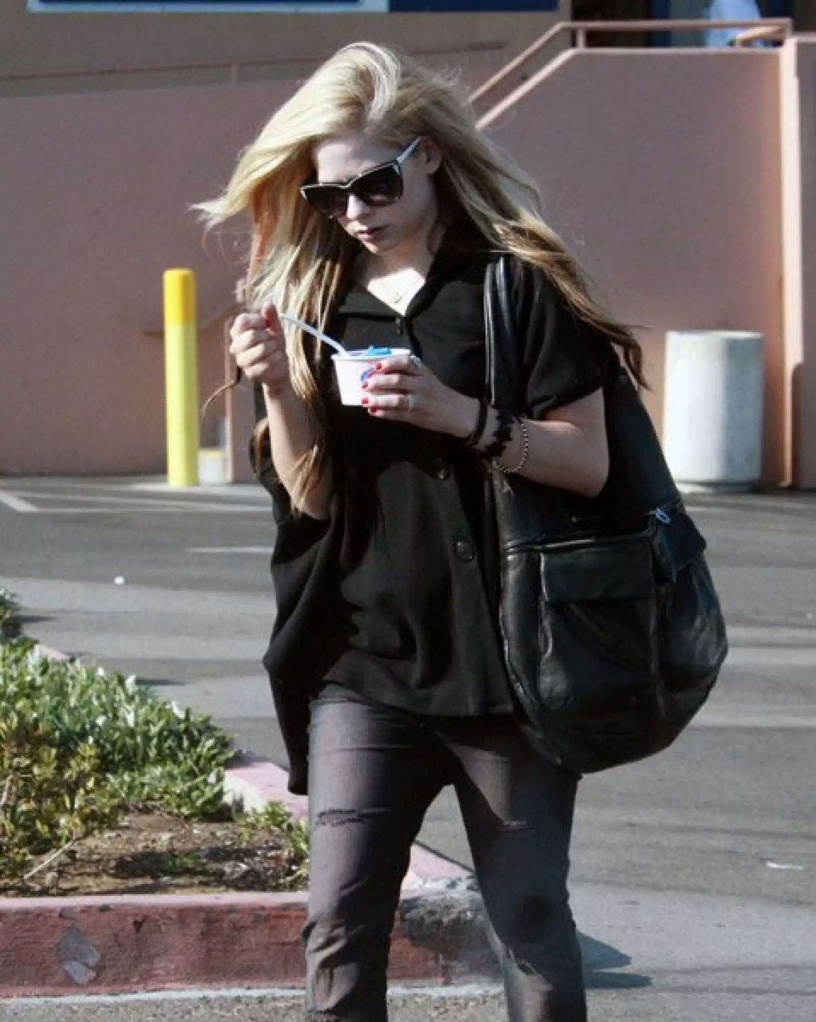 Muy concentrada se vio a Avril Lavigne disfrutando de su helado azul por las calles californianas.