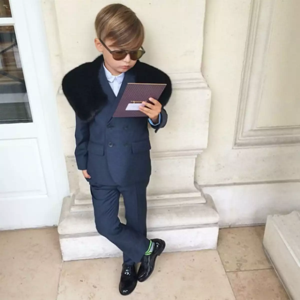 El mini fashionista conquistó Paris Fashion Week al asistir al desfile de Stella McCartney y se codeó con autoridades de la moda como la editora de Vogue y Grace Coddington.
