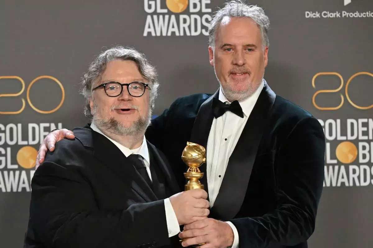 Guillermo del Toro y su co-director Mark Gustafson con el Globo de Oro a Mejor película animada