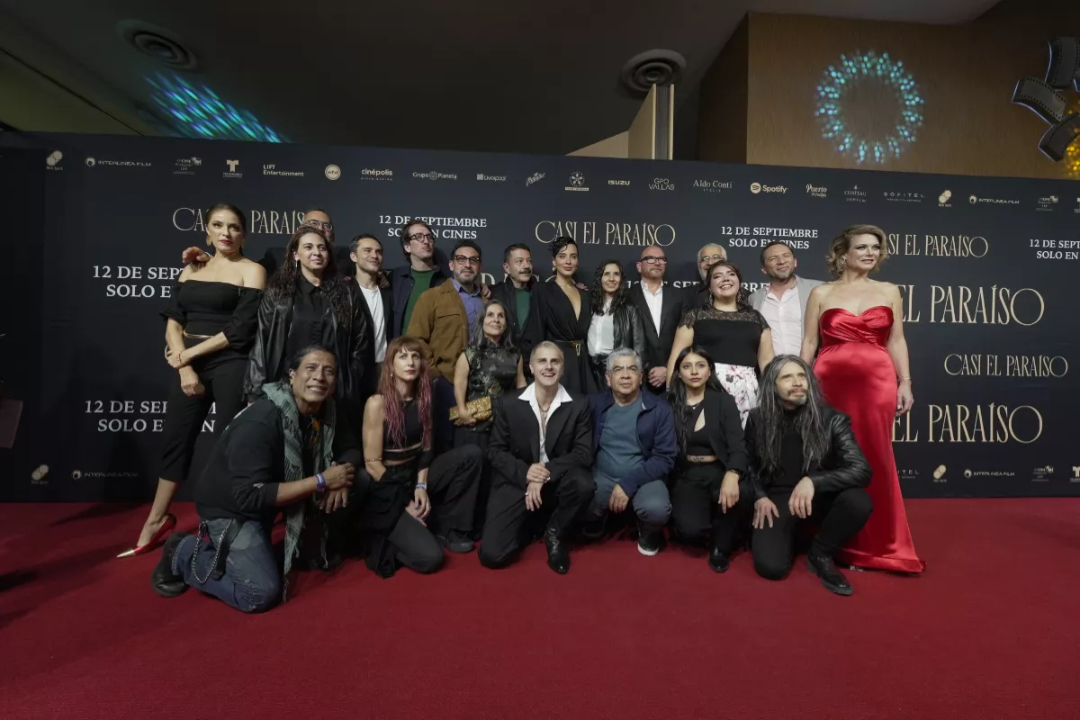 Foto de la alfombra roja de la película Casi El Paraíso a la que asistió el elenco completo.