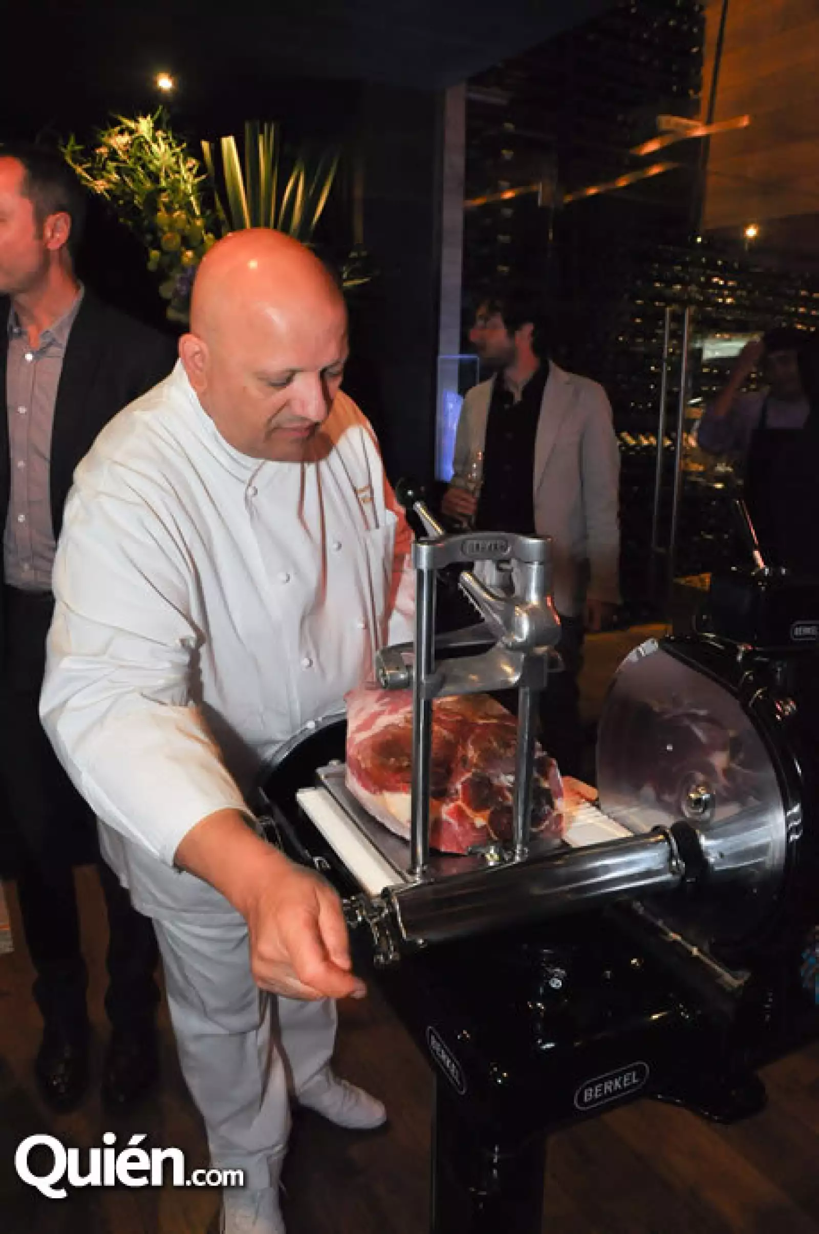 El chef Bruno Cingolani cortando proscciuto.
