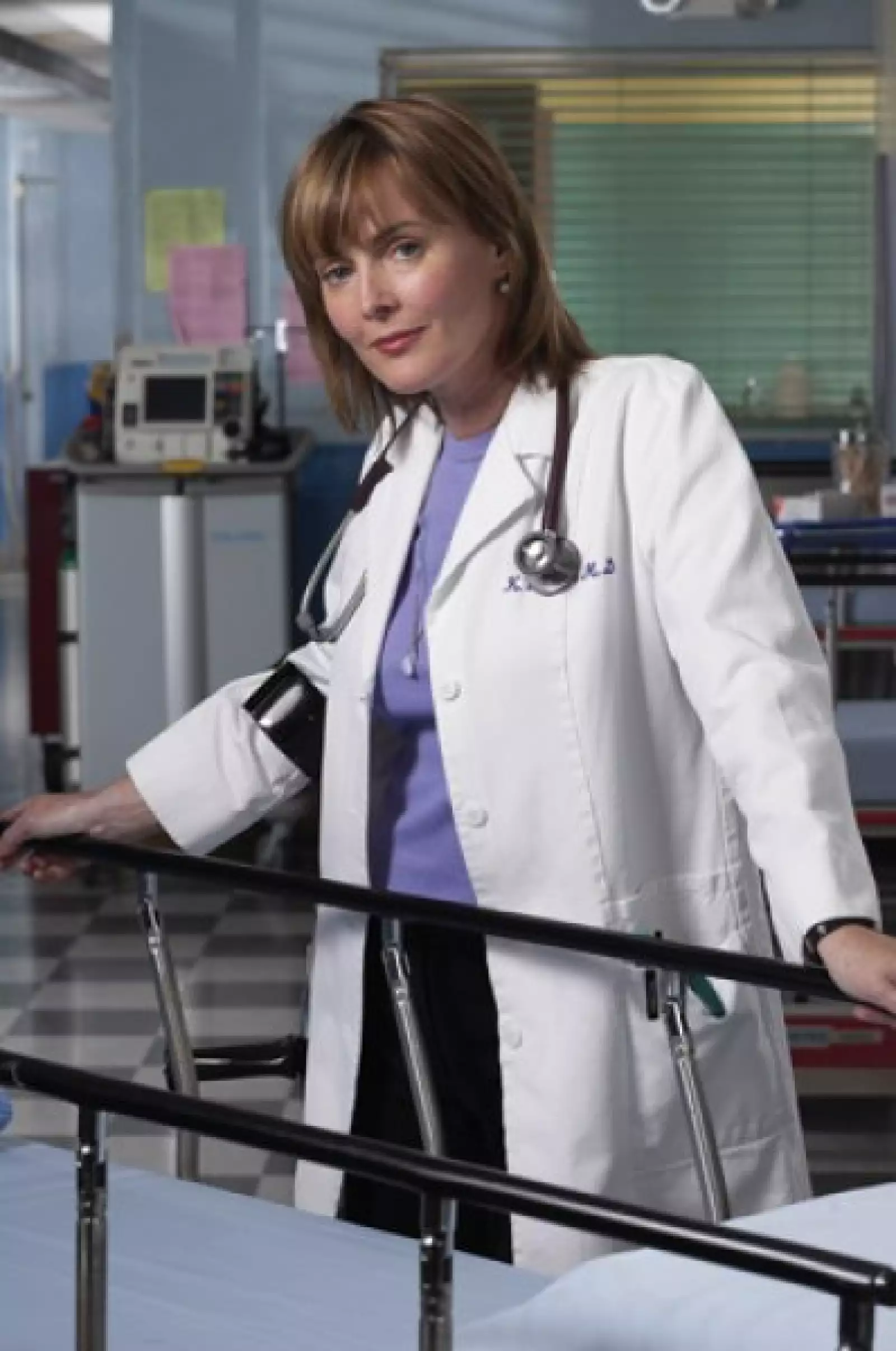 En otoño de 1995, Laura Innes se unió al exitoso drama médico de la NBC en su segunda temporada, donde interpretaba a la Dra. Kerry Weaver. En 2001, el personaje, que tenía una discapacidad física, salió del armario.