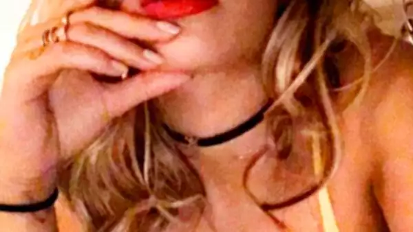 La cantante británica se ha convertido en el objetivo de los insultos de los fans de Beyoncé por creerla responsable de la supuesta infidelidad.